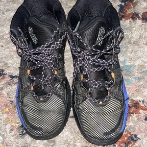Kyrie Irving sneaker - size 7y